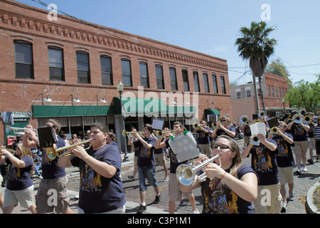 Plant City Florida, South Evers Street, Florida Strawberry Festival, Grand Parade, High School Band, Musiker, Trompete, marschieren, spielen, männlich, weiblich, teen te Stockfoto