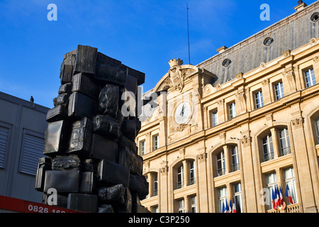 Gare Saint Lazare, außen mit Kunstwerken der alte Koffer, Bahnhof terminal, Paris, Frankreich Stockfoto