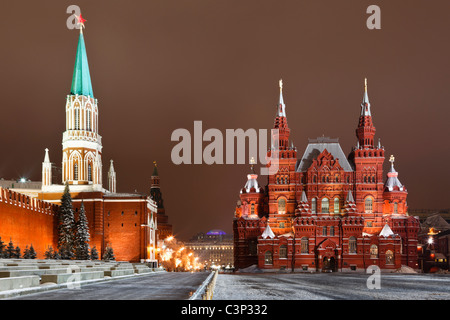 Nachtansicht der Nikolskaja Turm des Kremls und historisches Museum am Roten Platz, Moskau, Russland Stockfoto