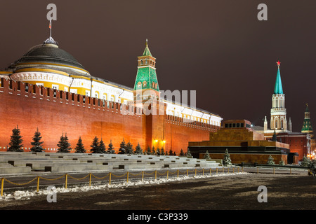 Nachtansicht der Lenin-Mausoleum und Kreml Mauer auf dem Roten Platz. Moskau, Russland. Stockfoto