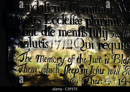 Messing-Gedenktafel in St. Michael und alle Engel Kirche, Guiting Power, Gloucestershire, England, UK Stockfoto