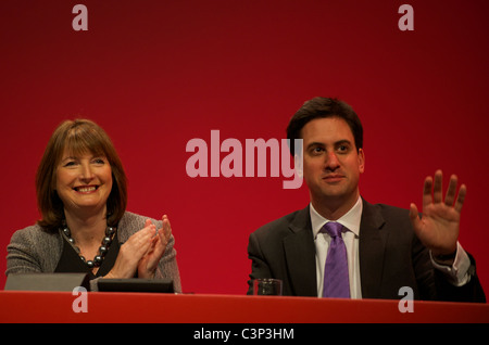 Neue Arbeit-Parteichef ED Miliband und Harriet Harman MP bei Labour Party-Jahrestagung 2010 in Manchester Central. Stockfoto