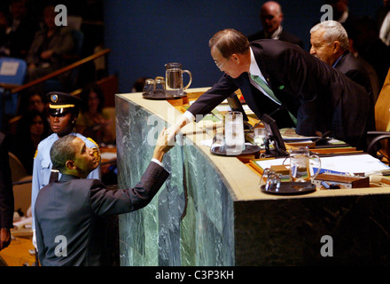 US-Präsident Barack Obama schüttelt die Hand des United Nations Secretary General Ban Ki-Moon nach dem Gespräch am Gipfel des Mondes auf Stockfoto