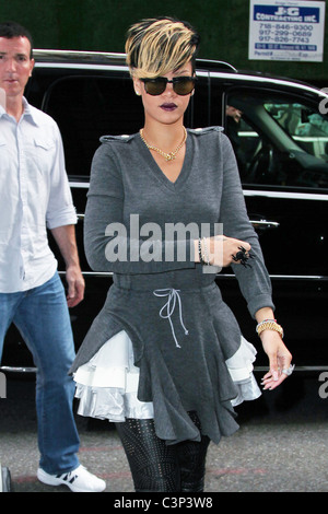 Rihanna kommt bei einem SoHo Gebäude im Stil, trägt einen dunkle Pflaume Lippenstift und Oberschenkel hohe Stiefel New York City, USA - 22.09.09 Stockfoto