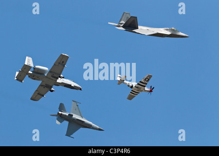 Eine klassische USAF Erbe Flug Durchflug unter der Leitung von der P51 Mustang mit F16 Fighting Falcon, F22 Raptor & A10 Thunderbolt Stockfoto