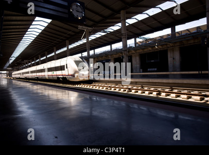 AVANT MEDIEN DISTANZIEREN ZUG WARTEN AM BAHNSTEIG IN CORDOBA RAILWAY STATION ANDALUSIEN SPANIEN Stockfoto