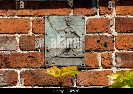 Eine an der Wand befestigte Feuer Versicherung Metallwand Plakette auf ein Haus in Denham Village Bucks UK Stockfoto