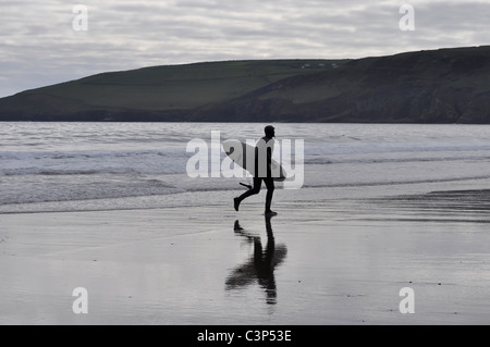 Surfer in Porth Ceiriad in der Nähe von Abersoch auf der Lleyn-Halbinsel Stockfoto