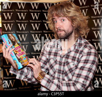 Justin Lee Collins unterzeichnet Exemplare seines Buches "Guten Zeiten!" an Waterstones Bluewater London, England - 22.09.09 Stockfoto