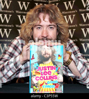 Justin Lee Collins unterzeichnet Exemplare seines Buches "Guten Zeiten!" an Waterstones Bluewater London, England - 22.09.09 Stockfoto