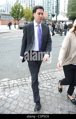 Neue Arbeit-Parteichef ED Miliband kommt bei Labour Party-Jahrestagung 2010 in Manchester Central am Sonntag, den 26. September. Stockfoto
