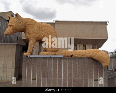 Riesige Skulptur namens "Urban Fuchs" errichtet außerhalb der Hayward Gallery im Southbank Centre, London, 2011 Stockfoto