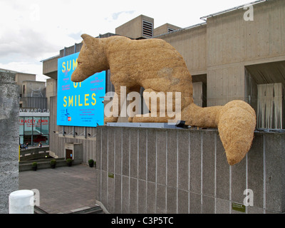 Riesige Skulptur namens "Urban Fuchs" errichtet außerhalb der Hayward Gallery im Southbank Centre, London, 2011 Stockfoto