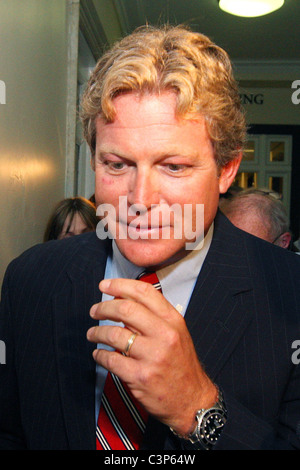 Edward Kennedys Sohn, Edward Kennedy, Jr., Blätter die Statehouse wo Massachusetts Gouverneur Deval Patrick hat, dass der ehemalige angekündigt Stockfoto