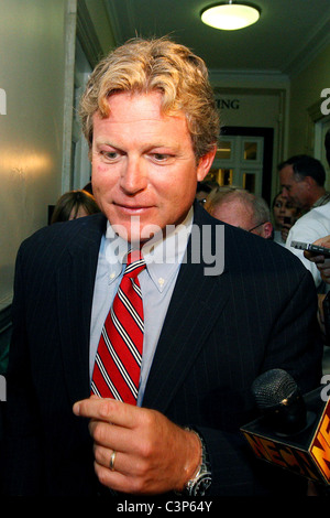 Edward Kennedys Sohn, Edward Kennedy, Jr., Blätter die Statehouse wo Massachusetts Gouverneur Deval Patrick hat, dass der ehemalige angekündigt Stockfoto