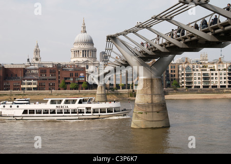 London, England. Saint-Paul Kathedrale und Millennium Fußgängerbrücke über den Fluss Thaes von South Bank von Tate Modern Gallery gesehen Stockfoto