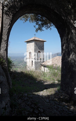 St. Thomas von Aquin mittelalterliche Kirchturm gesehen durch Bogen neben Familie Burgruinen in Roccasecca, Italien. Stockfoto