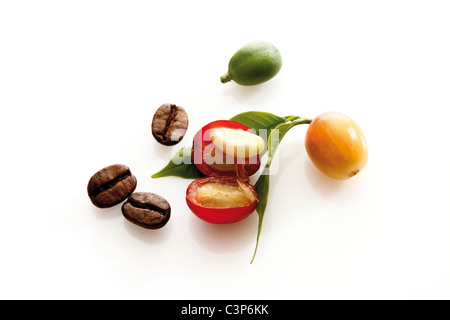 Kaffeebohnen und Blätter, erhöhten Blick Stockfoto