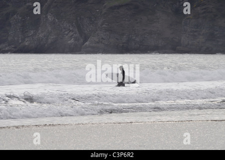 Surfer in Porth Ceiriad in der Nähe von Abersoch auf der Lleyn-Halbinsel Stockfoto