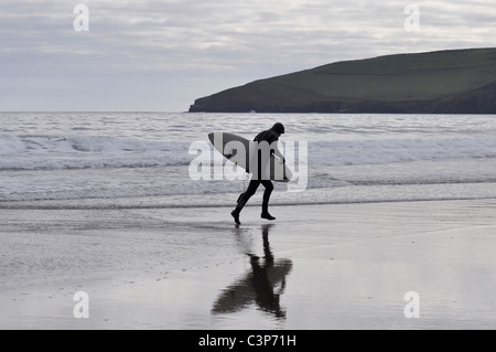 Surfer in Porth Ceiriad in der Nähe von Abersoch auf der Lleyn-Halbinsel Stockfoto