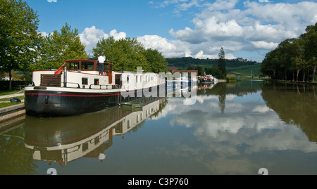 Boote auf dem Kanal de Bourgogne an Vandernesse-en-Auxois Stockfoto