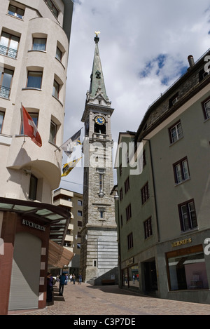 Clock Tower und Geschäfte im Zentrum von St. Moritz Dorf, St. Moritz, Schweiz Stockfoto