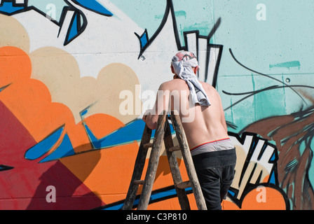 Teenager-Jungen arbeiten auf Leiter Graffiti sprühen Stockfoto