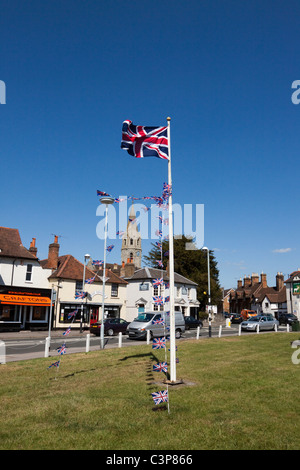 Dorfanger in Datchet fliegen den Union Jack aus eine Fahnenstange, Berkshire, England Stockfoto