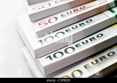 Bündel von Euro-Banknoten auf weißem Hintergrund, Nahaufnahme Stockfoto