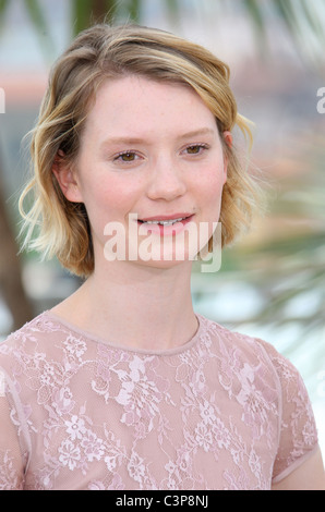 MIA WASIKOWSKA UNRUHIG PHOTOCALL CANNES FILM FESTIVAL 2011 PALAIS DES FESTIVAL CANNES Frankreich 13 Mai 2011 Stockfoto