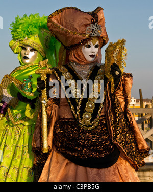 Zwei kostümierten Jecken in Markusplatz entfernt, während Karneval 2011 Stockfoto