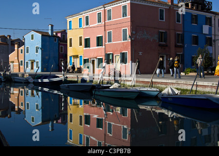 Mehrfarbige Gebäude Kanal in Burano, die kleine Insel in der Nähe von Venedig, bekannt für Klöppeln Stockfoto