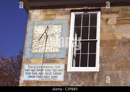 Sonnenuhr an der Wand von Malmesbury House in Salisbury, Wiltshire, UK. Stockfoto