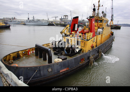 Adept SD und SD vorsichtig, escort zwei Schlepper von Devonport Naval Base HMS Cumberland in den Hafen. Stockfoto