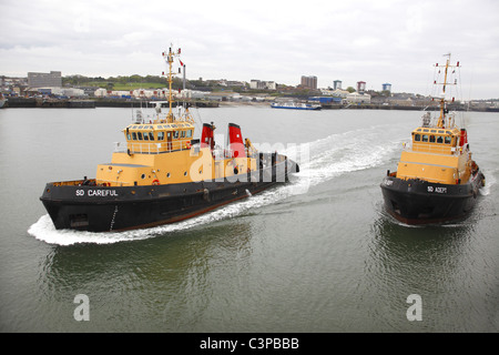 Adept SD und SD vorsichtig, escort zwei Schlepper von Devonport Naval Base HMS Cumberland in den Hafen. Stockfoto