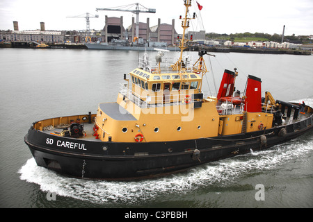 Adept SD und SD vorsichtig, escort zwei Schlepper von Devonport Naval Base HMS Cumberland in den Hafen. Stockfoto