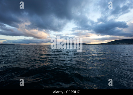 Sonnenuntergang mit bewölktem Himmel über Belfast Lough Northern Ireland Stockfoto