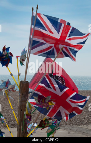 Souvenir-Union Jack-Flaggen im Wind am Meer Stockfoto