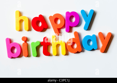 Kühlschrank-Magnete Magnetbuchstaben buchstabieren 'happy Birthday' Stockfoto