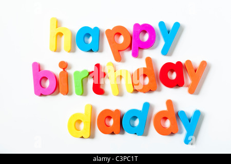 Kühlschrank-Magnete Magnetbuchstaben buchstabieren "alles Gute zum Geburtstag Papa" Stockfoto