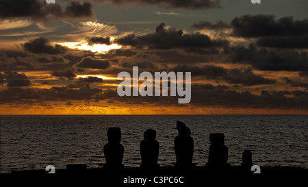 Sonnenuntergang über dem Pazifik mit Moais auf den Tahai Zeremoniell Komplex in der Nähe von Hanga Roa. Osterinsel. Stockfoto