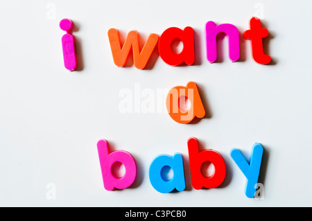 Kühlschrank-Magnete Magnetbuchstaben buchstabieren "Ich will ein Baby" Stockfoto