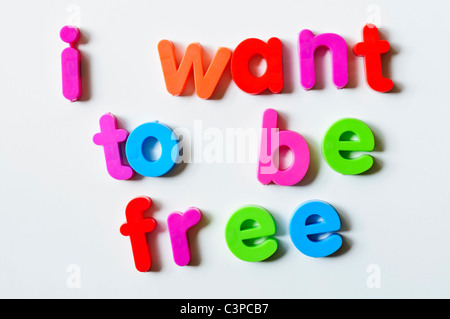 Kühlschrank-Magnete Magnetbuchstaben buchstabieren "Ich will frei sein" Stockfoto