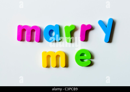 Kühlschrank-Magnete Magnetbuchstaben buchstabieren "Heirate mich" Stockfoto