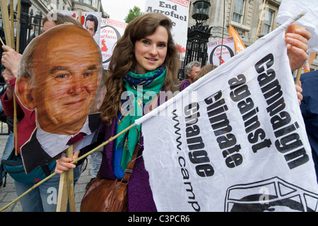 Klima-Aktivisten versammeln sich vor dem LibDems HQ in Cowley Straße, und dann marschieren auf die Downing Street. Stockfoto