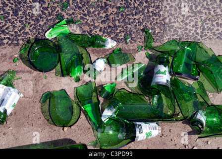 Gebrochene grüne Bierflaschen auf einem Bürgersteig in Amsterdam Stockfoto