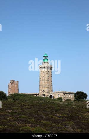 Die alte (links) und neue (rechts) Leuchttürme auf dem Cap Frehel Costa Smeralda Bretagne Frankreich Stockfoto