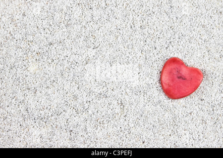 a read heart in white sand Stockfoto