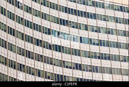 Fassade des Vienna International Centre (VIC oder UNO-City) von Johann Staber, Büro der Vereinten Nationen (UNOV), Donaustadt Wien, Österreich Stockfoto