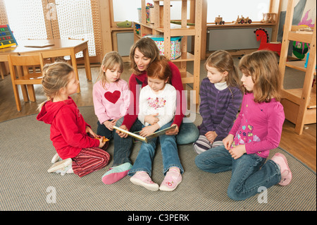 Deutschland, weibliche Kindergärtnerin und Kinder im Kindergarten Stockfoto